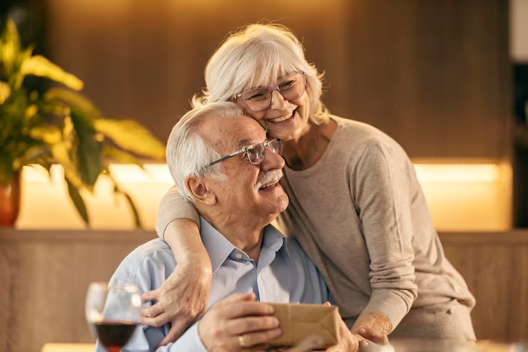 Casal de idosos felizes com plano de saúde sênior Unimed, Hapvida e Medsenior